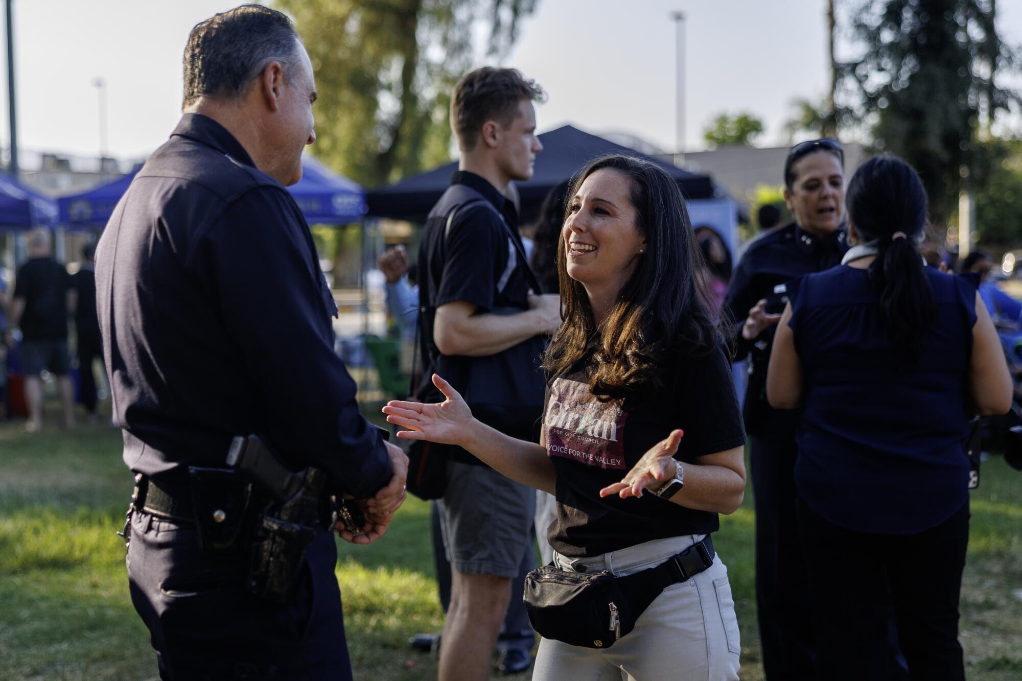 Barri Worth Girvan chats wth LAPD Capt. Rudy Lopez.