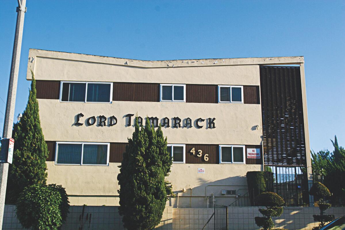 A "dingbat" apartment building in Inglewood