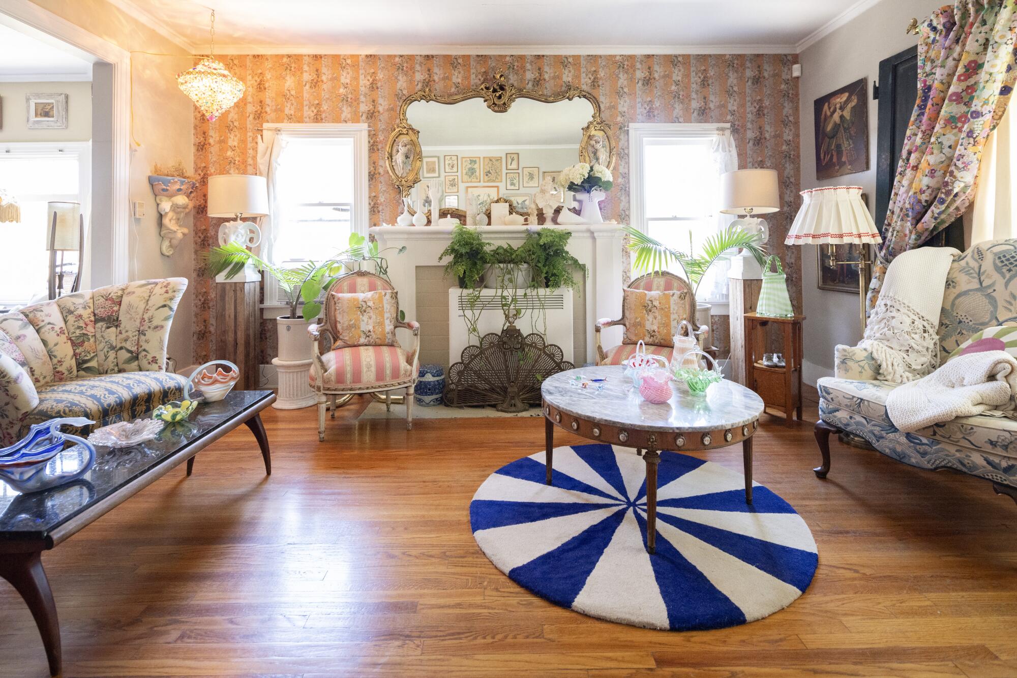 A living room with Versailles styled furnishings.