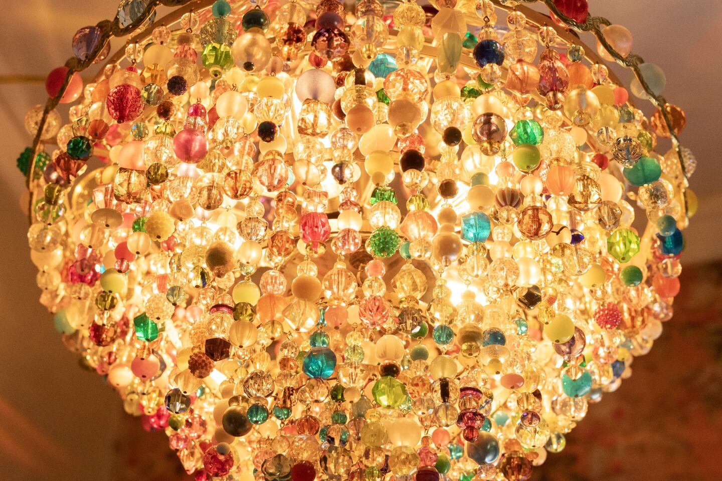 SILVER LAKE, CA - JULY 17, 2026: Wendi Weger's Versailles-inspired apartment in Silver Lake, CA on Friday, July 17, 2026. A Helen Stickler chandelier of lucite beads hangs in the living room. (Myung J. Chun / Los Angeles Times)