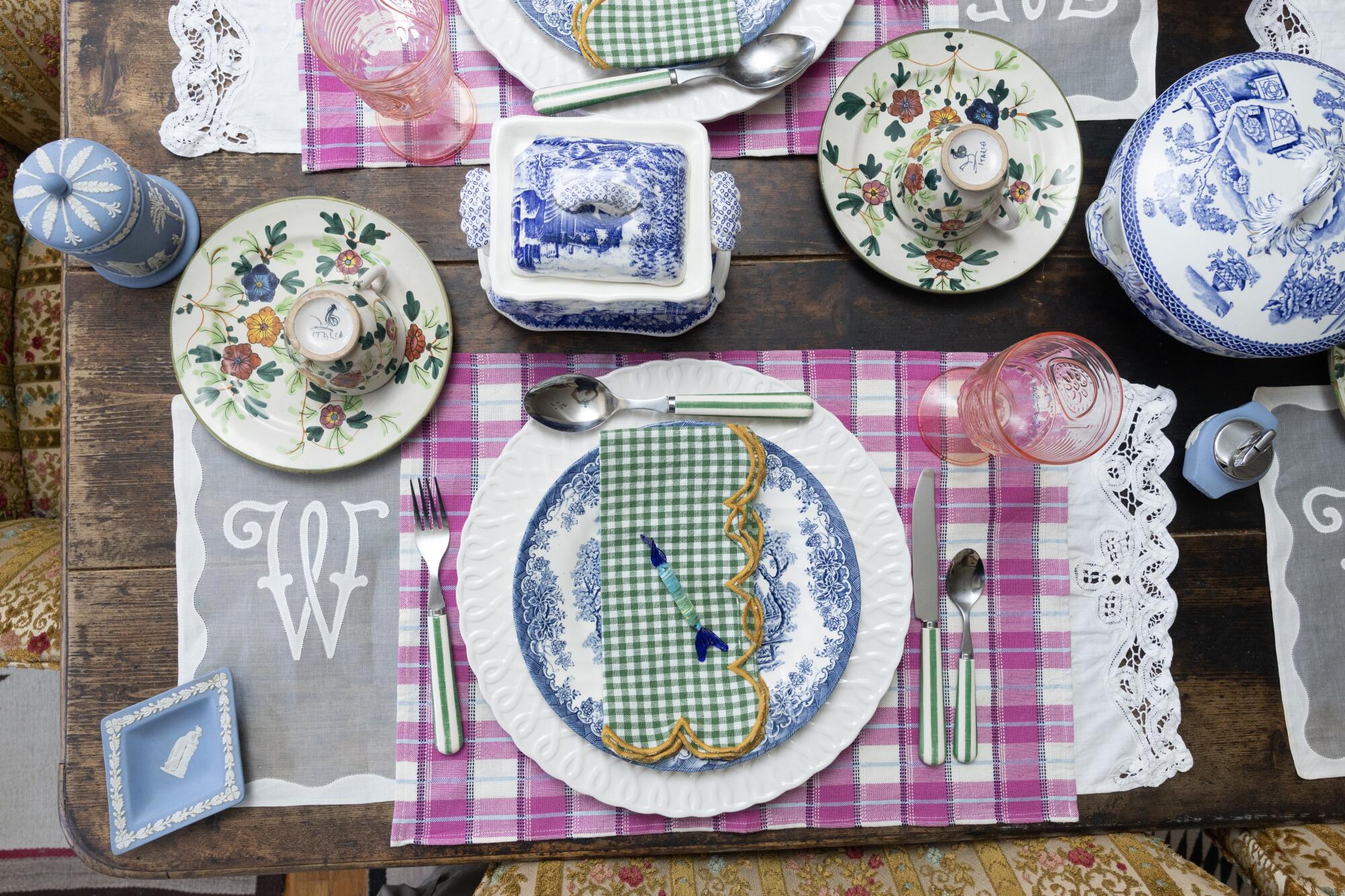  Vintage ceramics on the dining table.